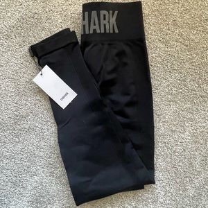 Medium gymshark leggings. Fit more like a small.